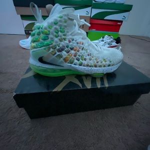 LEBRON XVII Comfy  Athletic/basketball shoes